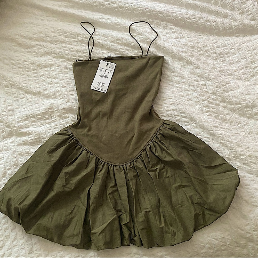 Sold out NWT Zara mixed rib Poplin balloon dress in olive green color size M